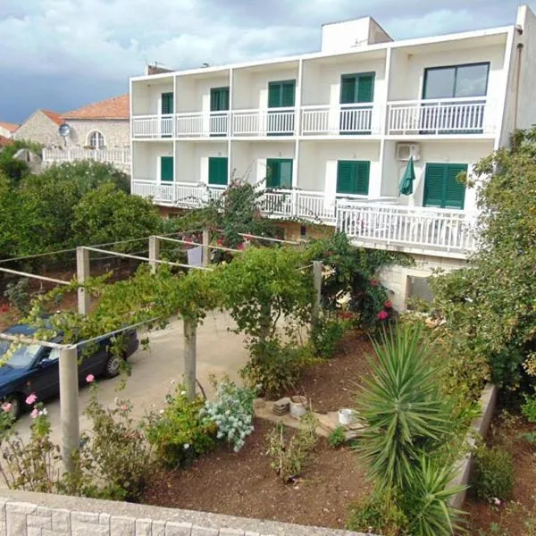 Apartments and rooms by the sea Sucuraj, Hvar - 12887，位于苏库拉伊的酒店