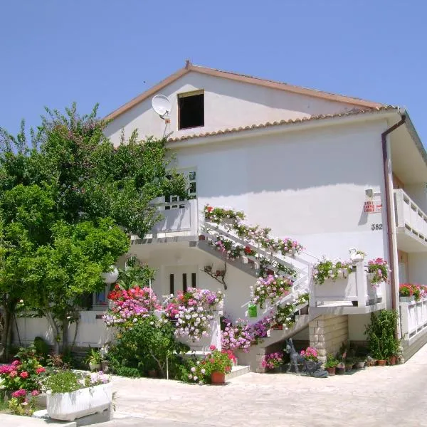 Apartments with parking space Palit, Rab - 14610，位于拉布的酒店