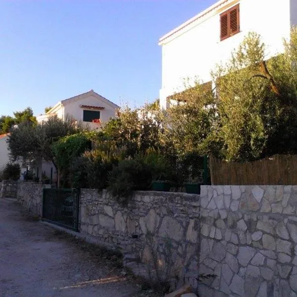 Apartments with parking space Rukavac, Vis - 13337，位于维斯的酒店