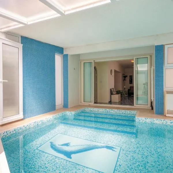 Luksuzna villa sa privatnim unutarnjim bazenom Villa Garden，位于珀德垂那的酒店