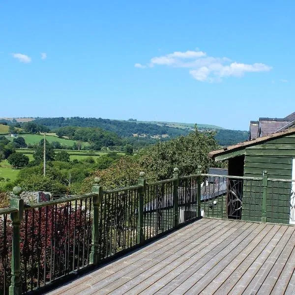Redwood Lodge, Dee Valley Stays - cosy microlodge with detached private shower & WC，位于Llandrillo的酒店