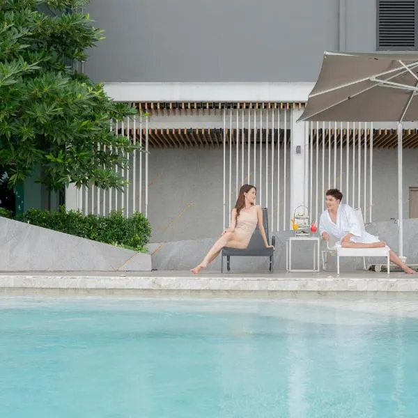 Holiday Inn & Suites Siracha Laemchabang, an IHG Hotel，位于Ban Bang Lamung的酒店