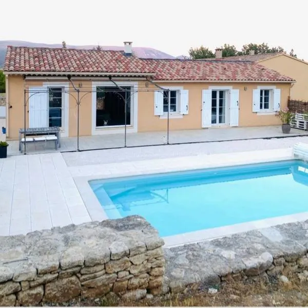 Jolie maison de 110 m 2, pour 6 personnes, au calme, avec piscine，位于Les Cordiers的酒店
