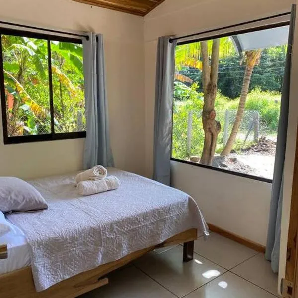 Beautiful 2-bedroom home OR Studio Apartment OPTION in Santa Cruz，位于Lagunilla的酒店