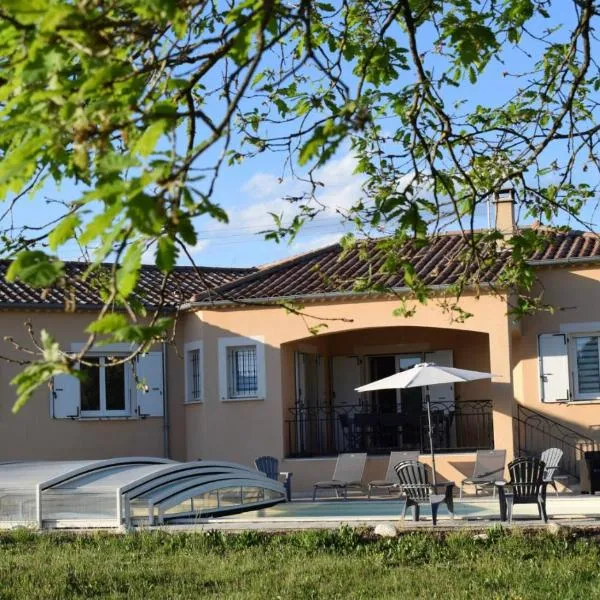 Villa de charme avec piscine couverte et 2500m2 de terrain，位于Saint-Jean-de-Pourcharesse的酒店
