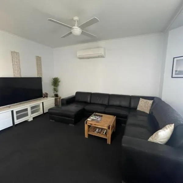 South Hedland 3x1 Comfy and Spacious Accommodation.，位于黑德兰港的酒店