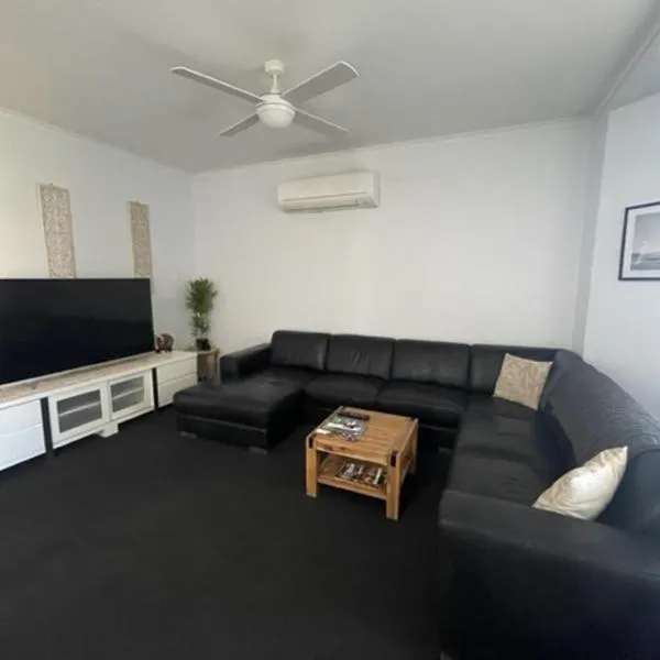 South Hedland 3x1 Comfy and Spacious Accommodation.，位于南黑德兰的酒店