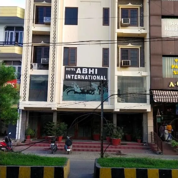 Hotel Abhi international，位于帕坦科特的酒店