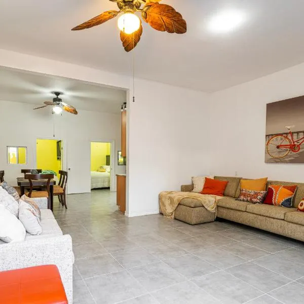 2 Br/ 1 Ba home, Sleeps 10, 1 min walk to Rosarito Beach，位于罗萨里托的酒店