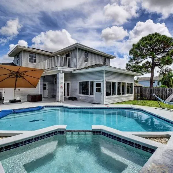5 BR Mansion with Pool and non-heated Jacuzzi Games in Boynton Beach，位于波因顿海滩的酒店