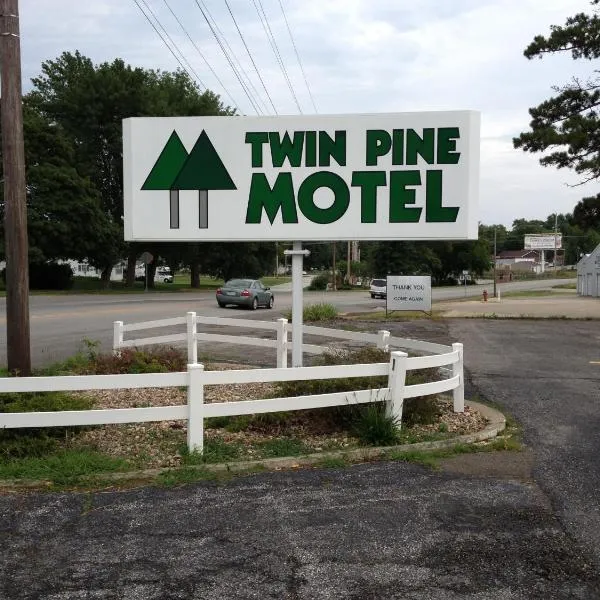 双松汽车旅馆，位于Tipton的酒店