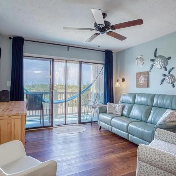 BEAUTIFUL BEACHFRONT-Oceanfront First Floor 2BR 2BA Condo in Cherry Grove, North Myrtle Beach! RENOVATED with a Fully Equipped Kitchen, 3 Separate Beds, Pool, Private Patio & Steps to the Sand!，位于利特尔里弗的酒店
