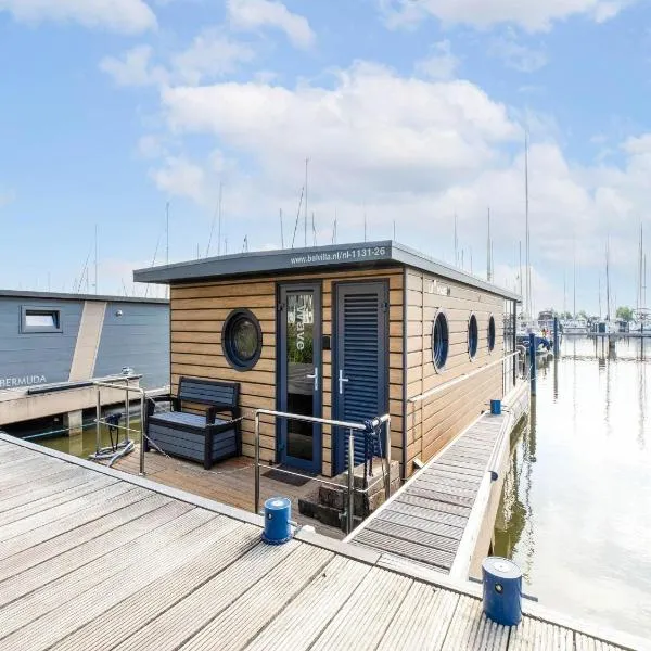 Comfortable houseboat in Volendam Marina，位于福伦丹的酒店