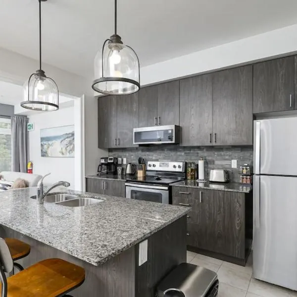 Exceptional 3 BDRM Townhome - 4 Seasons Rental，位于科灵伍德的酒店