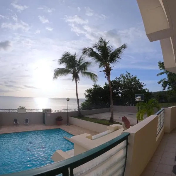 Beachfront Apartment In Joyuda With Pool And Basketball Court，位于Puerto Real的酒店