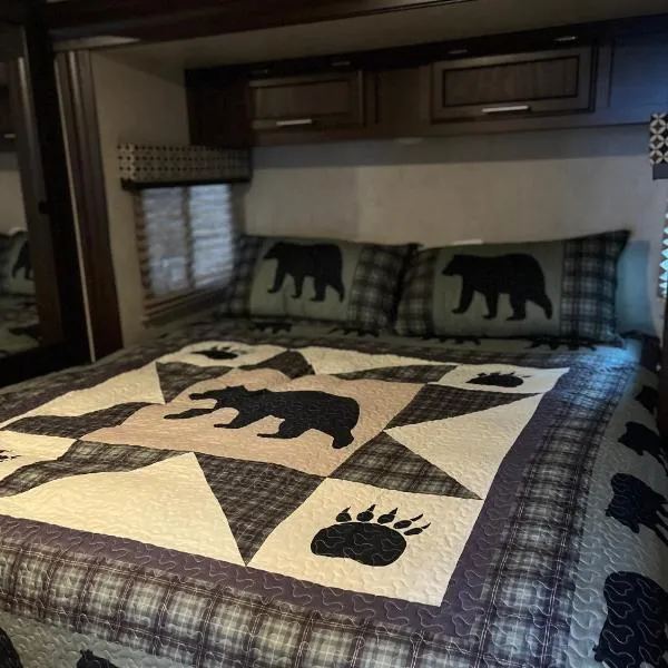 Relax and Unwind in a Modern Camper，位于Jenkins Mill的酒店