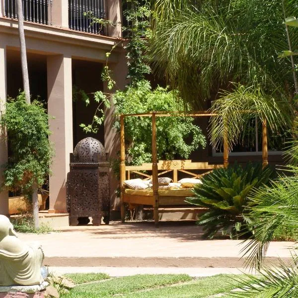 特里斯马里斯休闲酒店，位于EL Chaparral的酒店