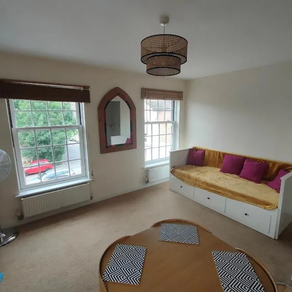 Central Taunton 2-bedroom apartment, great location!，位于沃切特的酒店