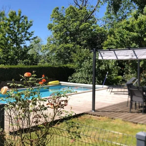 Gîte de charme en Dordogne avec Piscine et jardin，位于La Roche-lʼAbeille的酒店