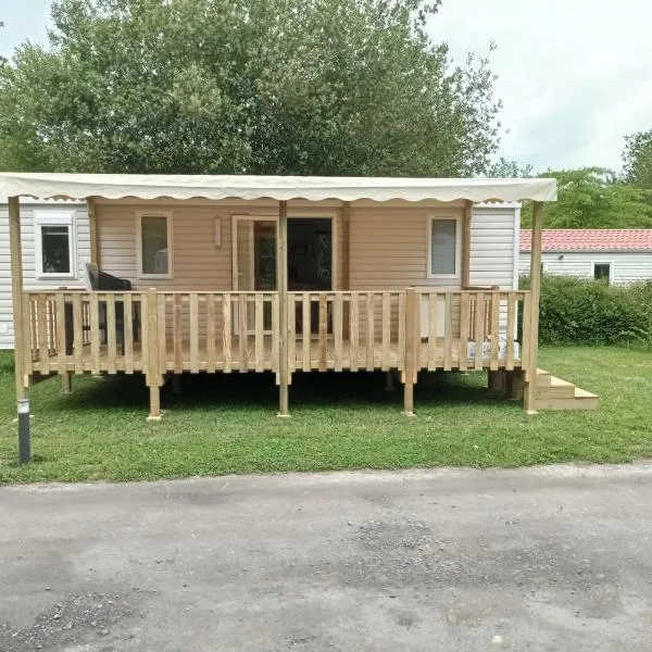MOBIL-HOME NEUF 6 PERSONNES réservation du samedi au samedi en juillet et août，位于Urt的酒店