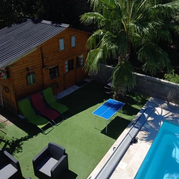 Casa di legnu ,charmant chalet avec piscine，位于帕特里莫尼奥的酒店