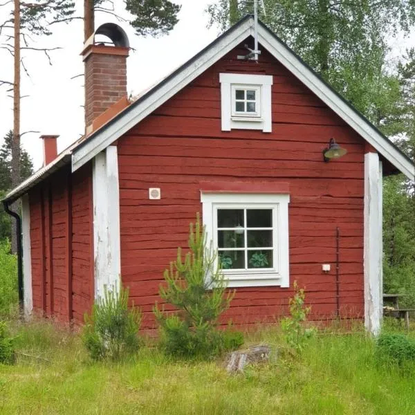 Cabin near lake and beautiful nature reserve.，位于Malmbäck的酒店
