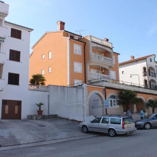 Apartments and rooms with WiFi Vrsar, Porec - 3007，位于弗尔萨尔的酒店