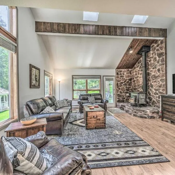 Cozy Cloudcroft Townhome about 1 Mi to Burro Ave!，位于克劳德克罗夫特的酒店
