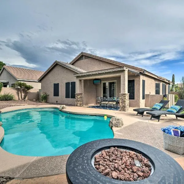 Cave Creek Home with Outdoor Pool and Private Yard，位于洞溪的酒店