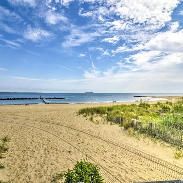 Walk to Public Beach Access Norfolk Family Home，位于诺福克的酒店
