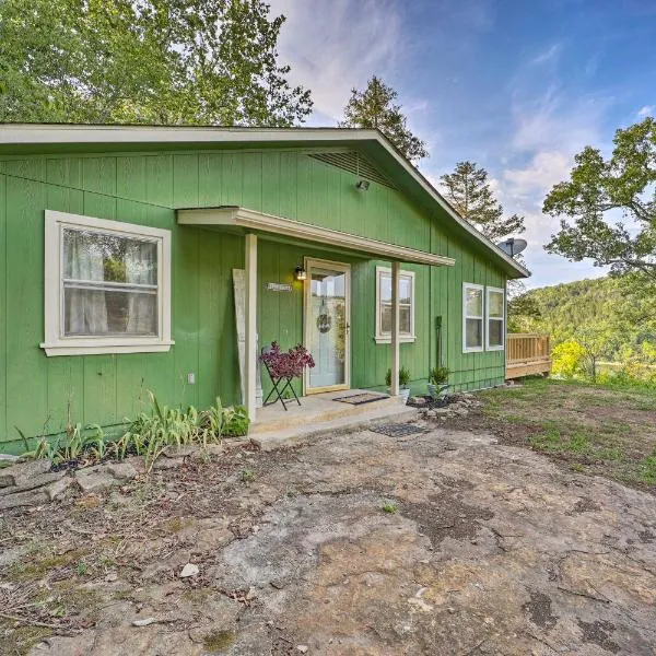 Private Eureka Springs Retreat w/ Hot Tub!，位于尤里卡斯普林斯的酒店
