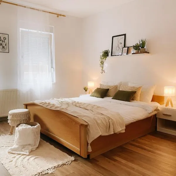 Cozy 2-Bedroom Boho-Themed Home，位于Oţelu Roşu的酒店