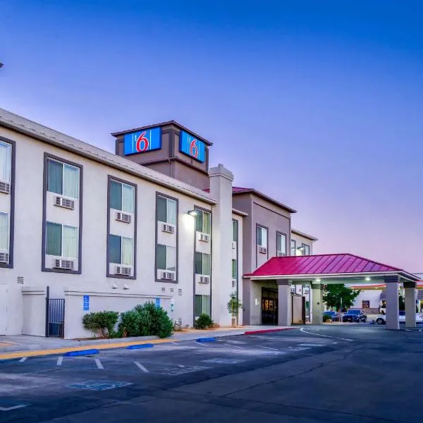 Motel 6-Hesperia, CA - West Main Street I-15，位于希斯皮里亚的酒店
