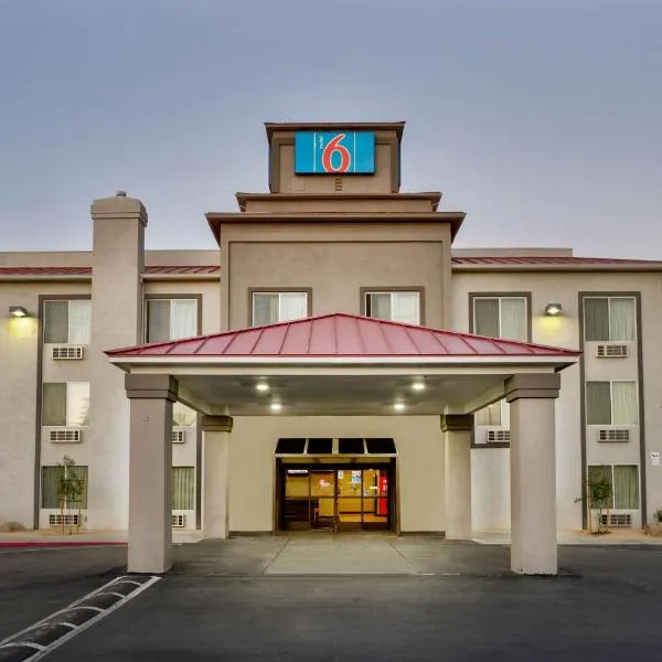 Motel 6-Hesperia, CA - West Main Street I-15，位于希斯皮里亚的酒店