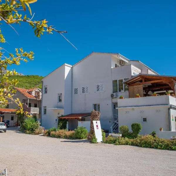 Apartments by the sea Sumpetar, Omis - 2808，位于苏佩塔尔的酒店