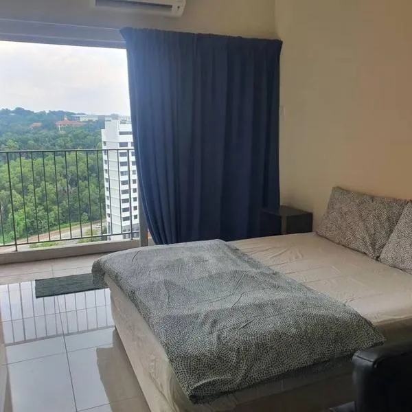 Lovely studio condo with balcony & pool @ Suria Jelutong，位于莎阿南的酒店