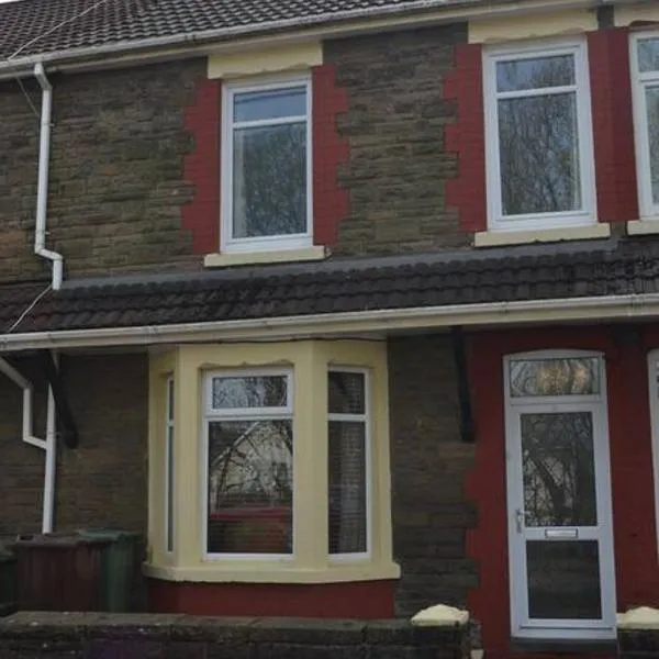 Entire 3 bedroom house near Caerphilly station，位于卡菲利的酒店