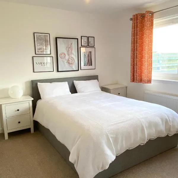 Bright 2-bedroom apartment with parking in Montrose，位于Inverkeilor的酒店