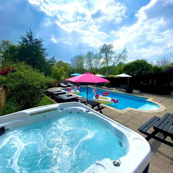 The Farm Rooms，位于Stapleford Tawney的酒店