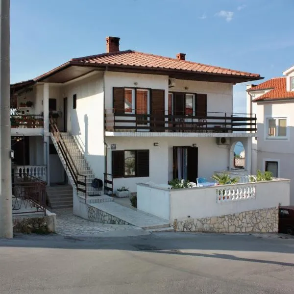 Apartments and rooms with parking space Vrbnik, Krk - 5301，位于瓦比尼科的酒店