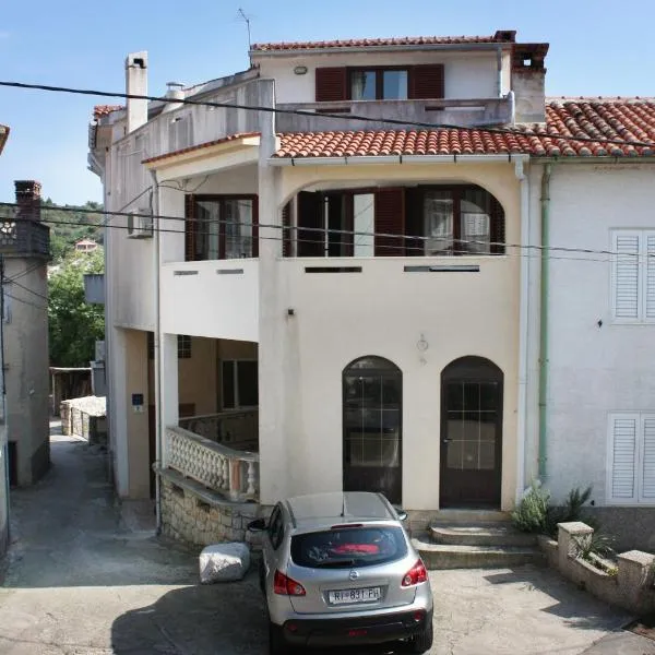 Apartments and rooms with parking space Vrbnik, Krk - 5302，位于瓦比尼科的酒店