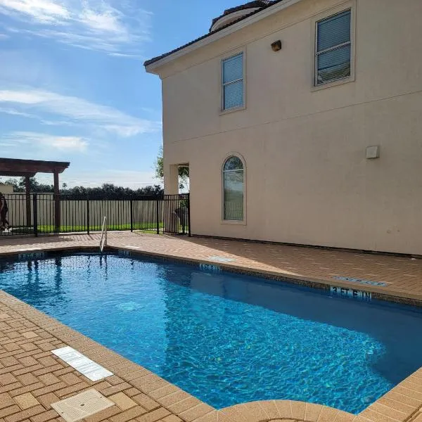 Modern, Private, Smart 4 BR Condo in Desirable Location in McAllen with Pool!，位于麦卡伦的酒店