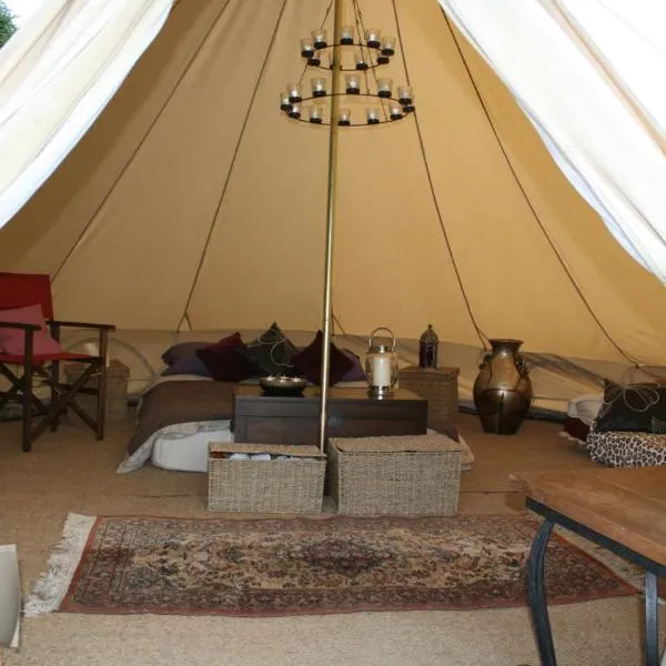 Home Farm Radnage Glamping Bell Tent 7, with Log Burner and Fire Pit，位于海维康的酒店