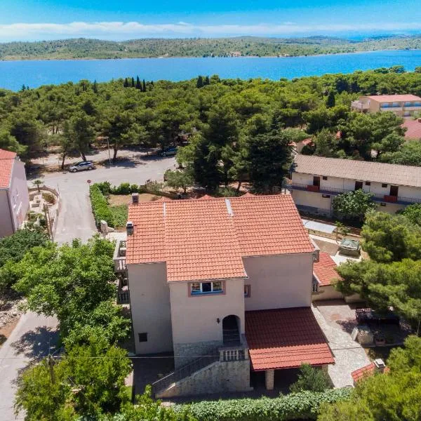 Apartments by the sea Pirovac, Sibenik - 6280，位于皮罗瓦茨的酒店