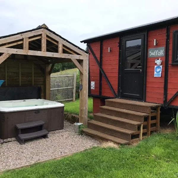 Stunning railway carriage with private hot tub，位于Bacton的酒店