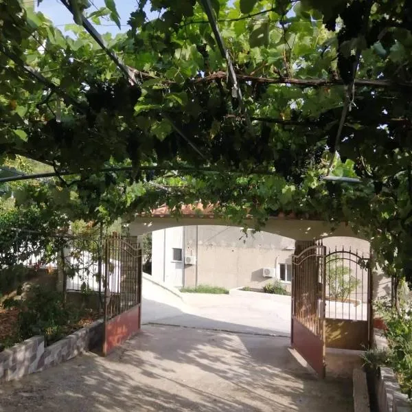 VILLA NEFELI，位于Piqeras的酒店