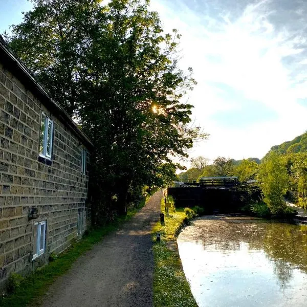 Cosy cottage with a canal view，位于Barkisland的酒店