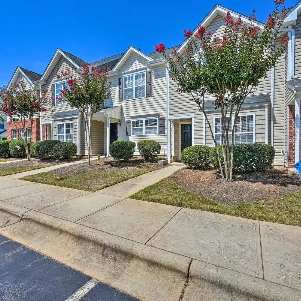 Cozy Greensboro Townhome about 7 Mi to UNC Campus，位于格林斯伯勒的酒店