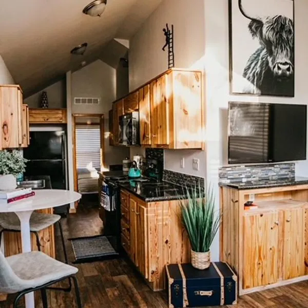 The Bison Cabin - The Cabins at Rim Rock，位于奥斯汀的酒店