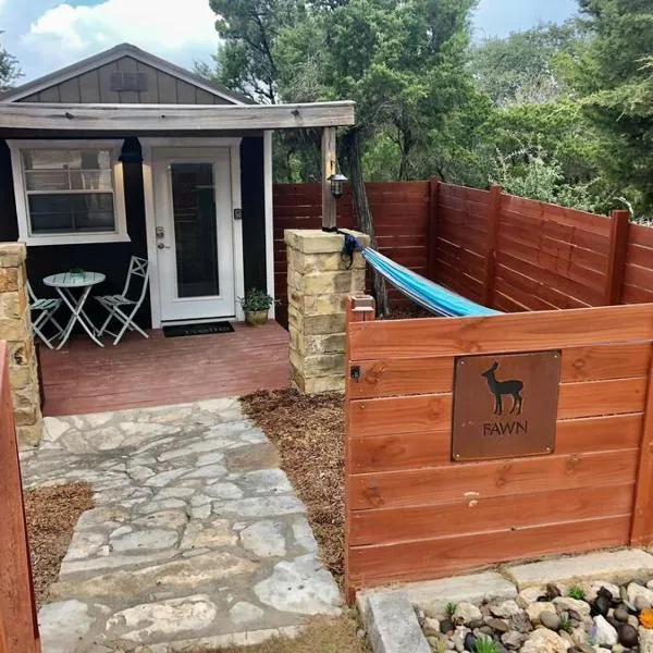 The Fawn Cabin - The Cabins at Rim Rock，位于奥斯汀的酒店
